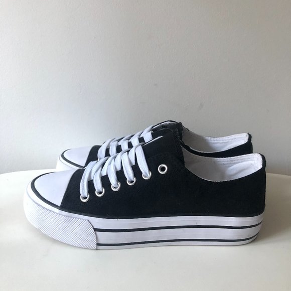 Forever 21 Shoes - Forever21 black white canvas low top sneakers
